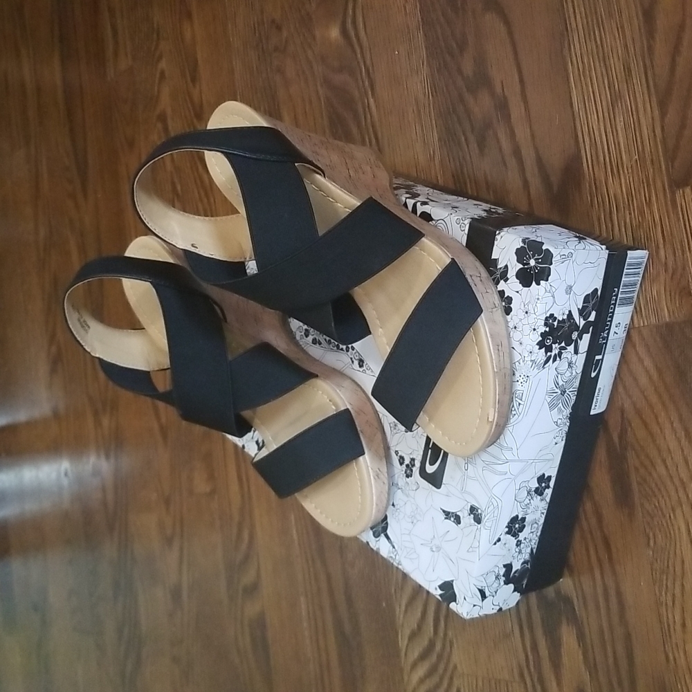 Black wedges